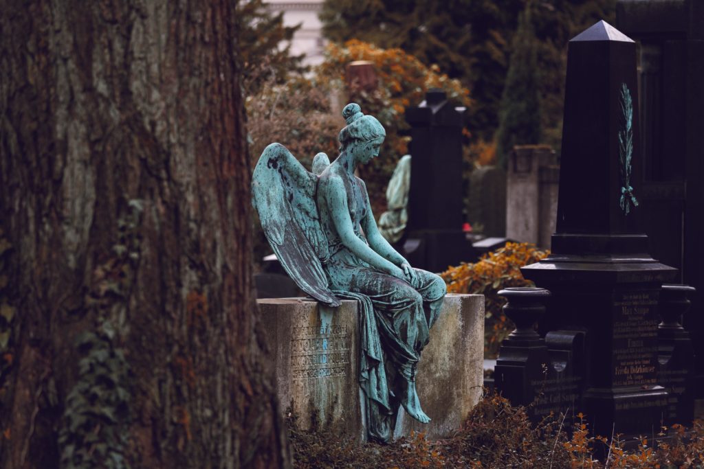 statue d'un ange dans un cimetière